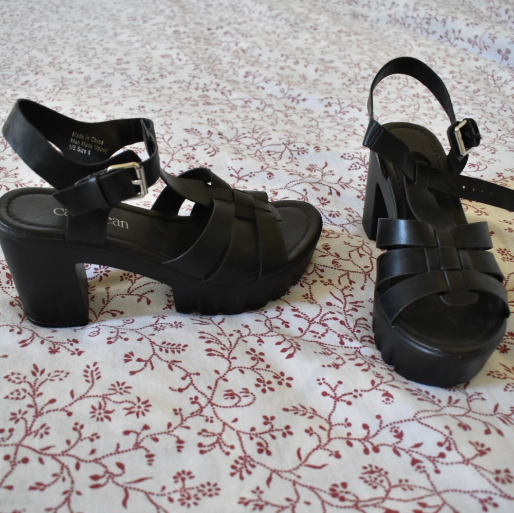 Trendy Platform Heels NWOT